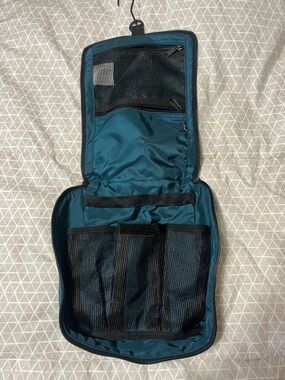 L.L. Bean Teal Men’s Hanging Toiletry Organizer